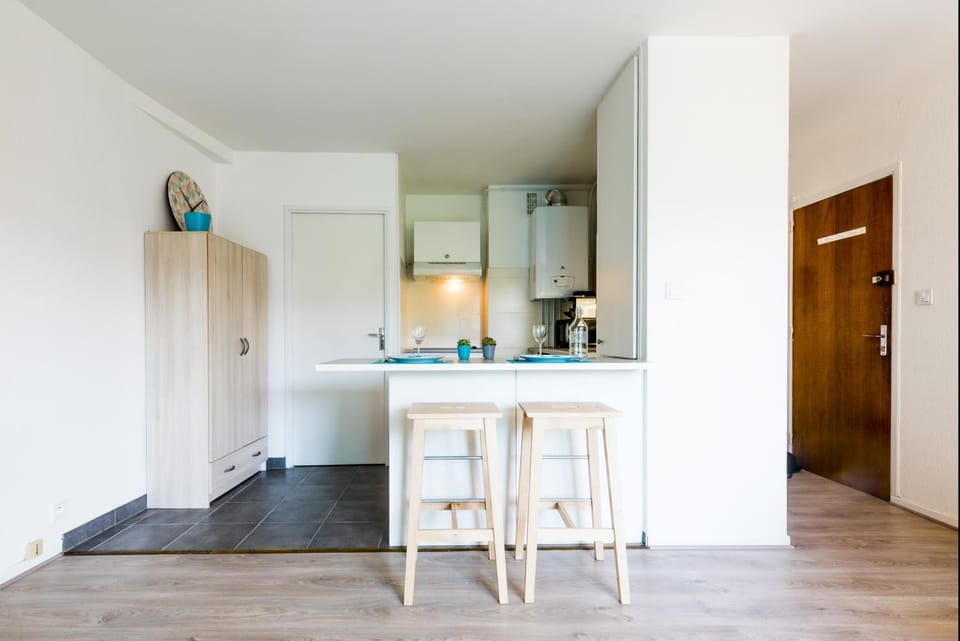 Kitchen or kitchenette, Dining area