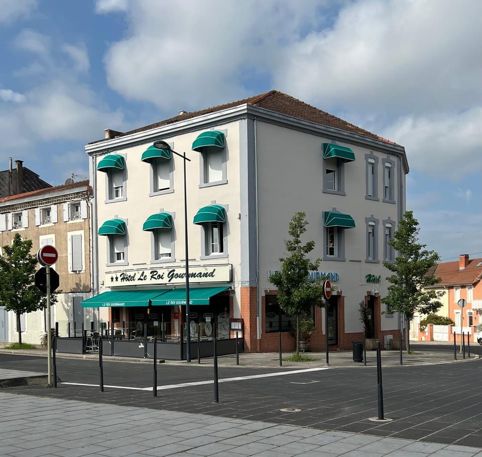 Property building, Day, Neighbourhood, Street view