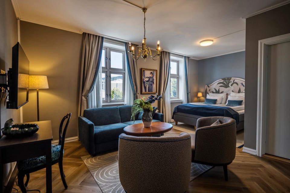 Bed, Photo of the whole room, Seating area