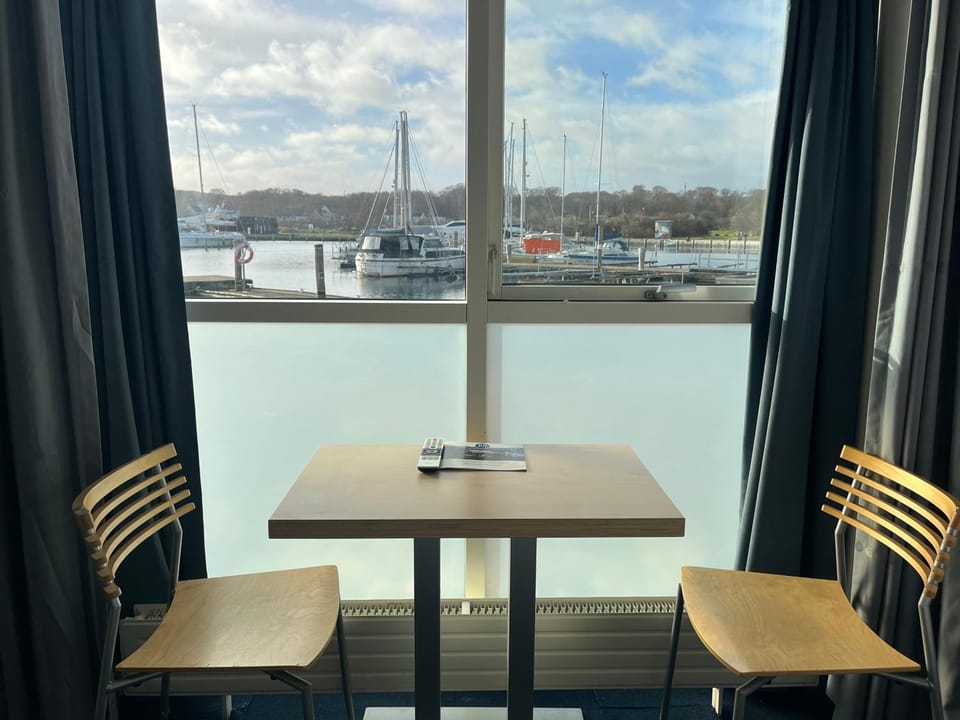 Communal lounge/ TV room, Bed, TV and multimedia, Sea view, Breakfast, heating, internet, towels, elevator