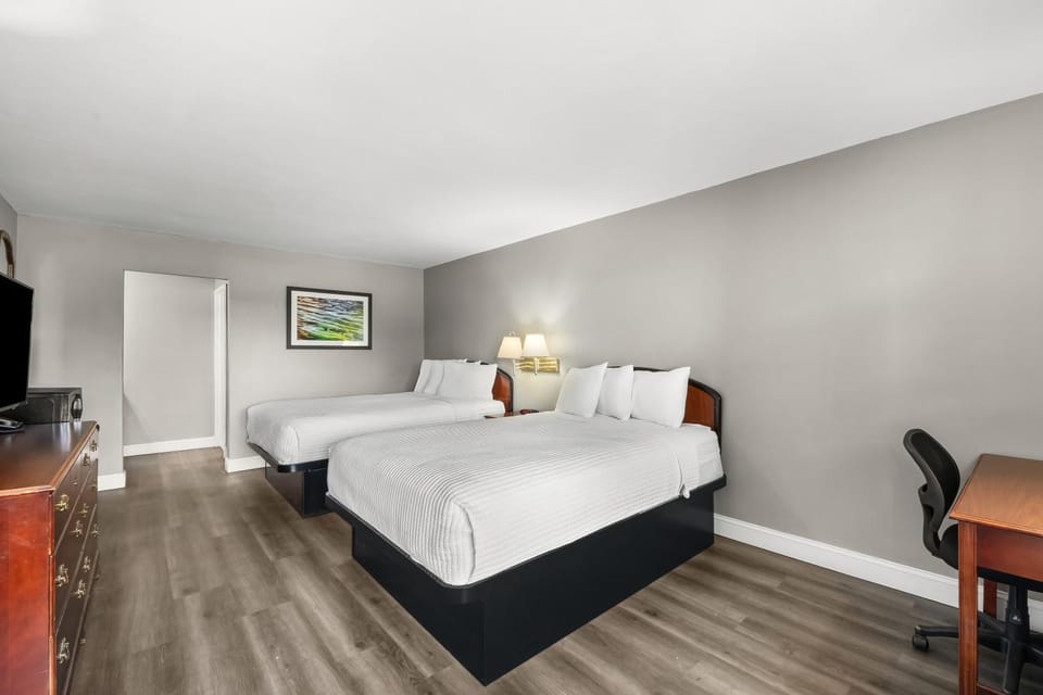 Bed, TV and multimedia, Bedroom
