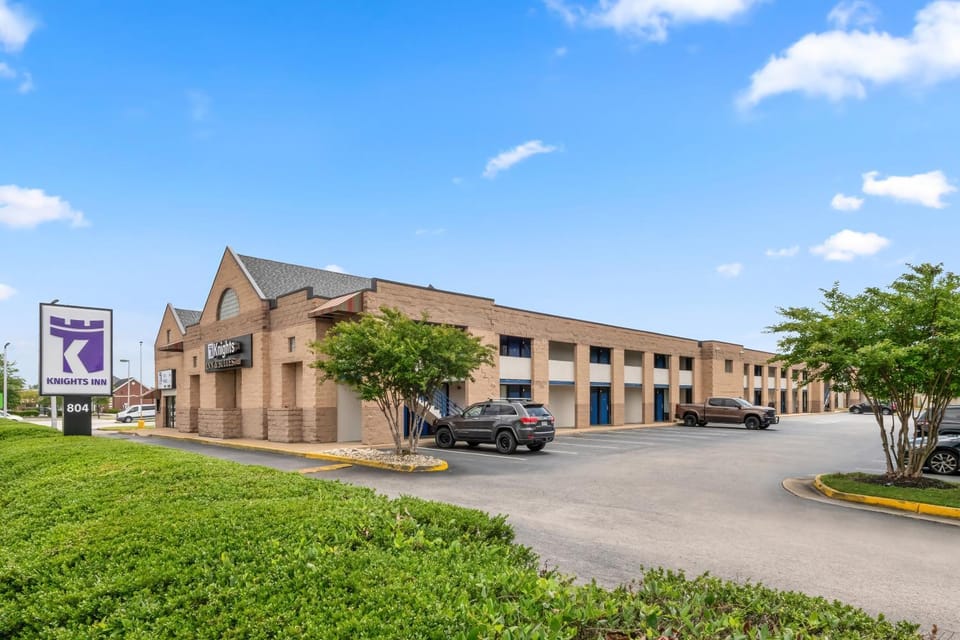 Property building, Day, Neighbourhood, Location, Parking