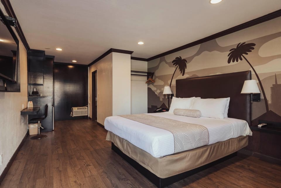 Bed, TV and multimedia, Photo of the whole room, Bedroom, wardrobe