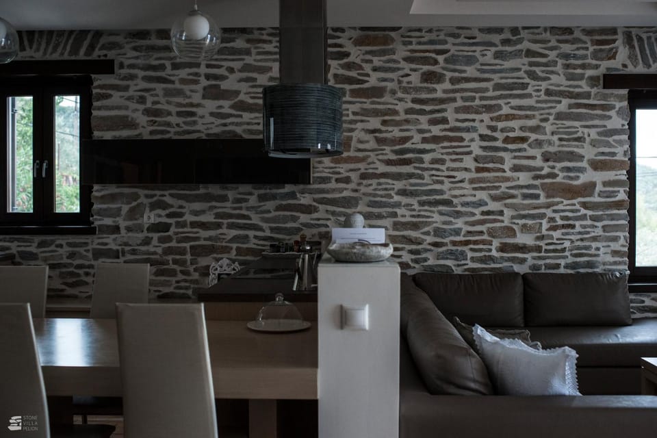 Coffee/tea facilities, Kitchen or kitchenette, Living room, Seating area, Dining area