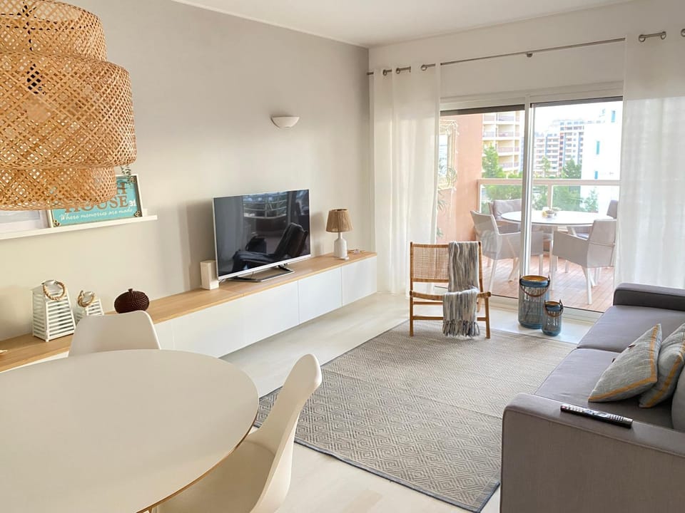 Communal lounge/ TV room, TV and multimedia, Living room, Seating area, Dining area