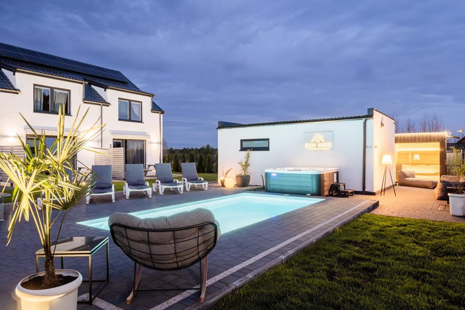 Property building, Hot Tub, Sauna, Balcony/Terrace, Pool view, Swimming pool, sunbed