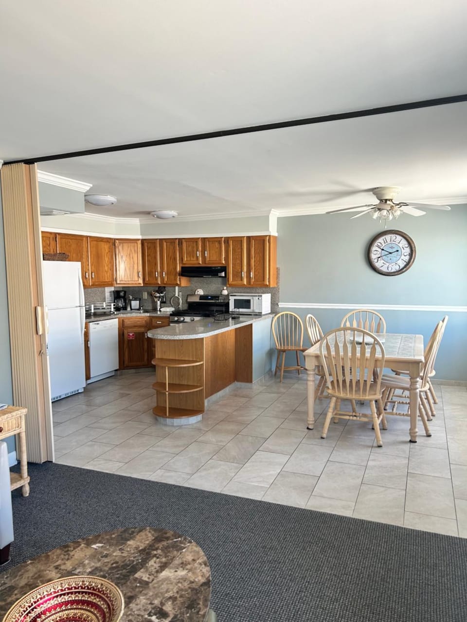 Kitchen or kitchenette, Dining area