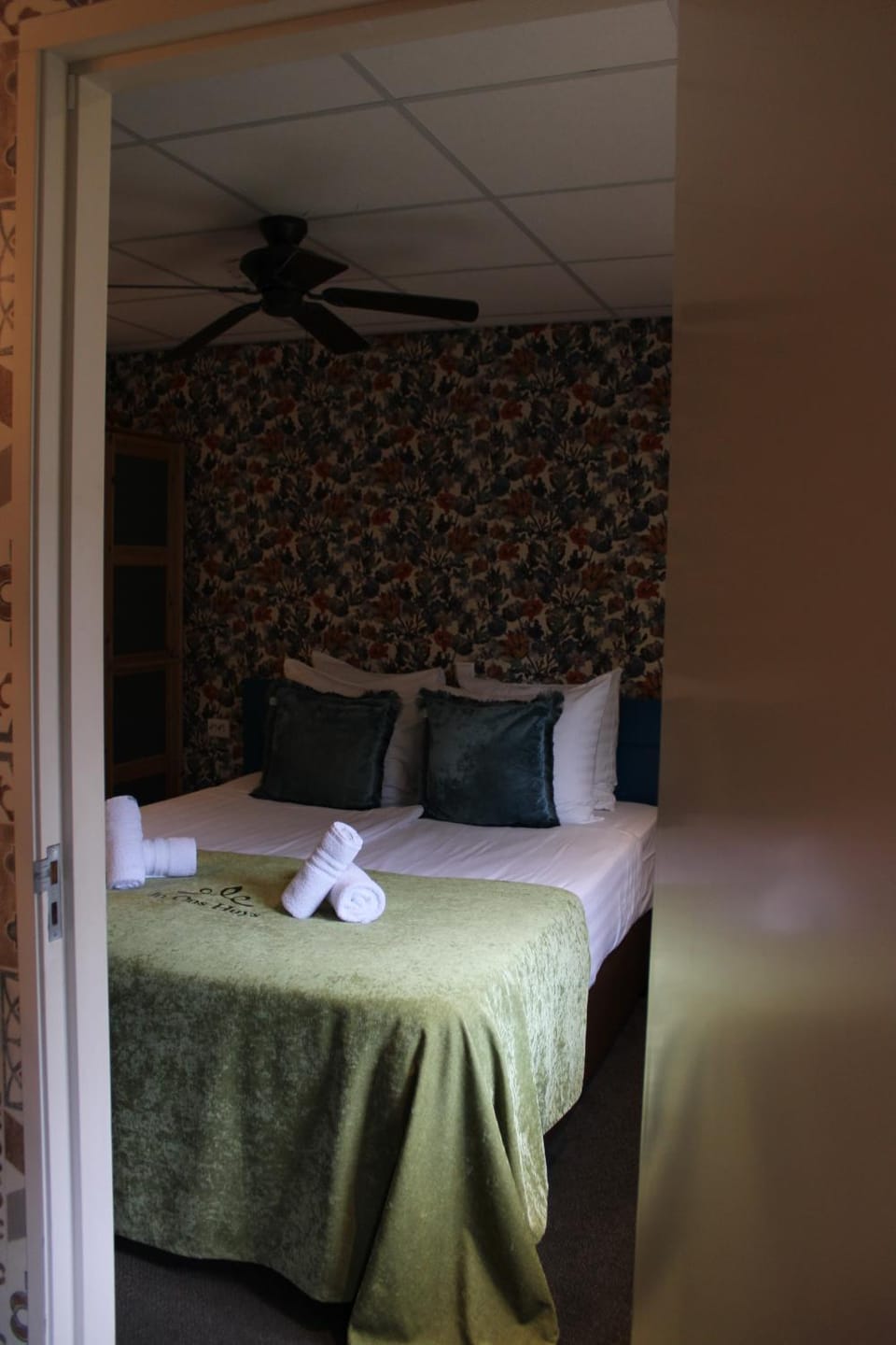Bed, Bedroom, towels