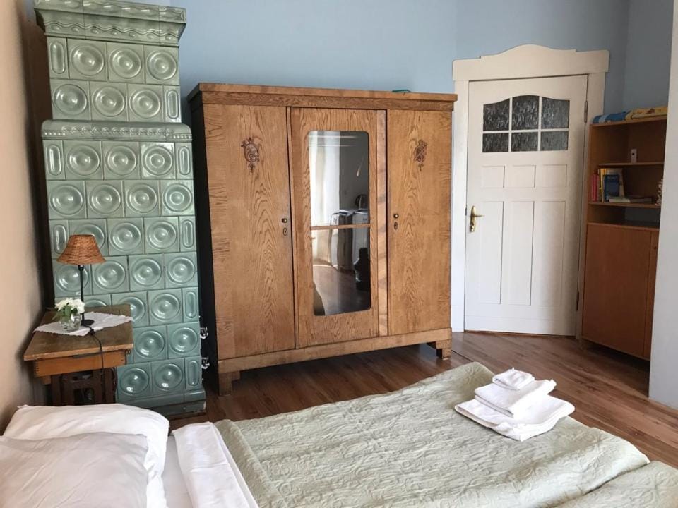 Bed, Photo of the whole room, towels