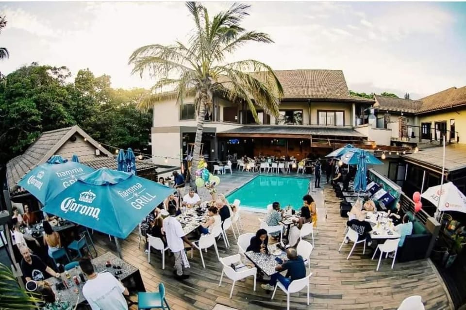 Restaurant/places to eat, Swimming pool, group of guests