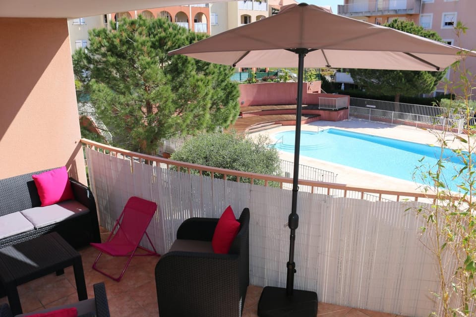 Patio, Day, Pool view, Swimming pool, sunbed