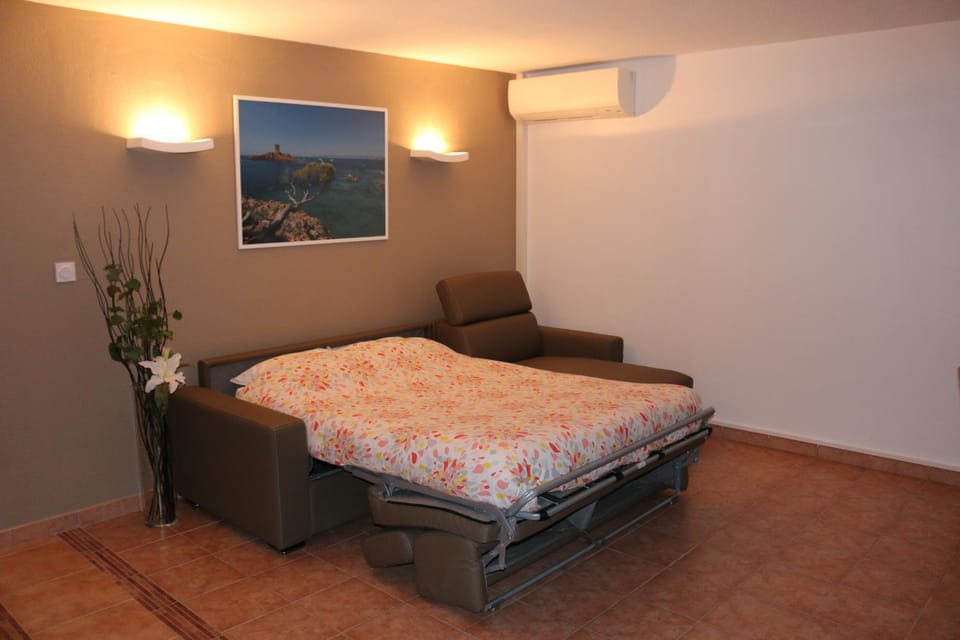 Bed, Living room, Decorative detail