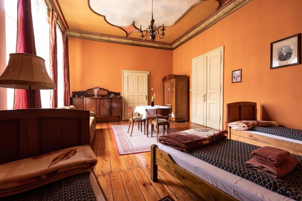 Photo of the whole room, Seating area