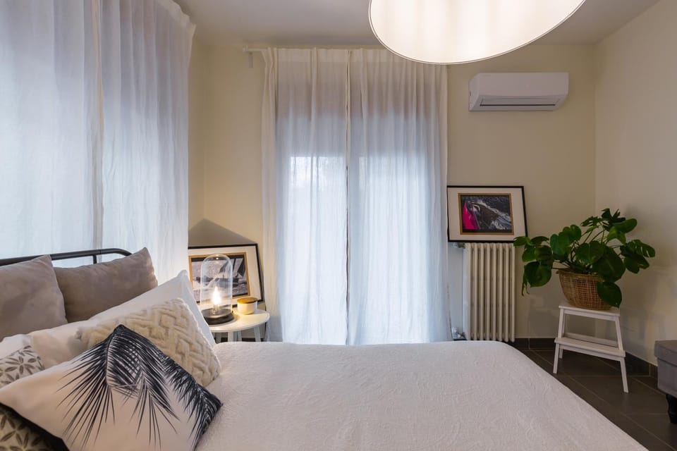 Photo of the whole room, Bedroom
