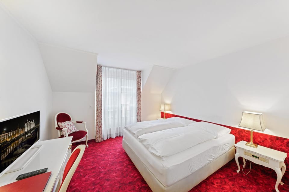 Bed, TV and multimedia, Photo of the whole room, Bedroom