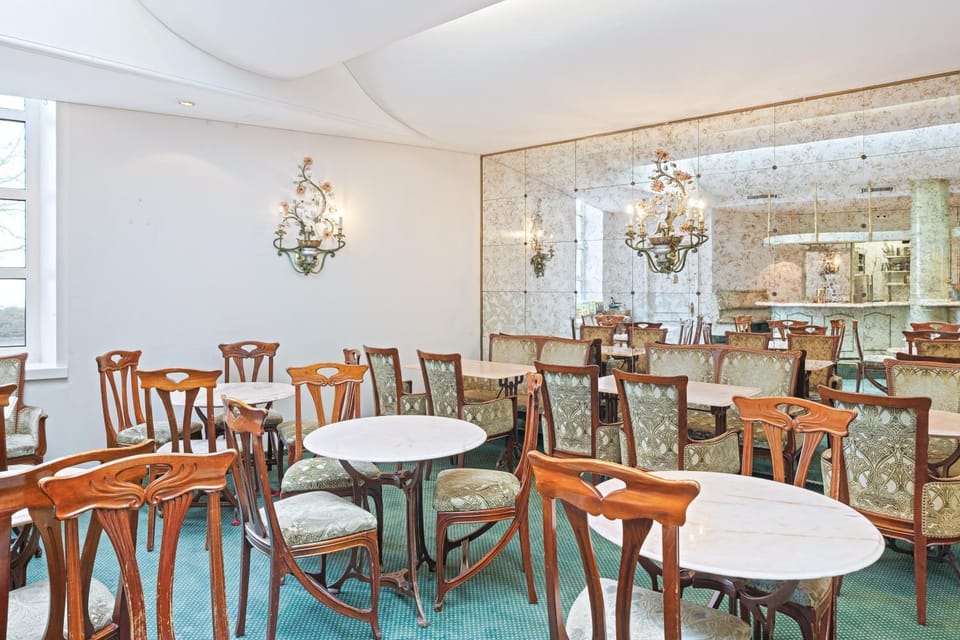 Restaurant/places to eat, Restaurant/places to eat, Food and drinks, Banquet/Function facilities, Seating area