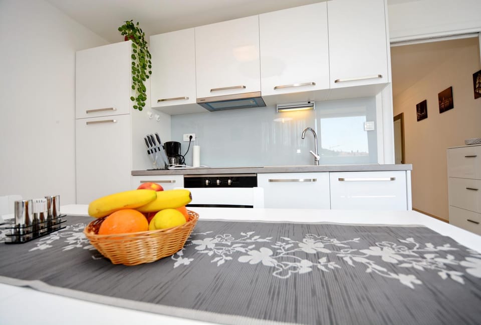 Kitchen or kitchenette, Communal kitchen