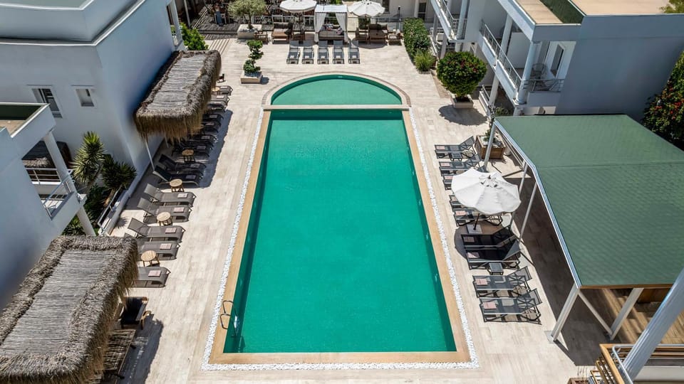 Property building, Day, Pool view, Swimming pool, sunbed