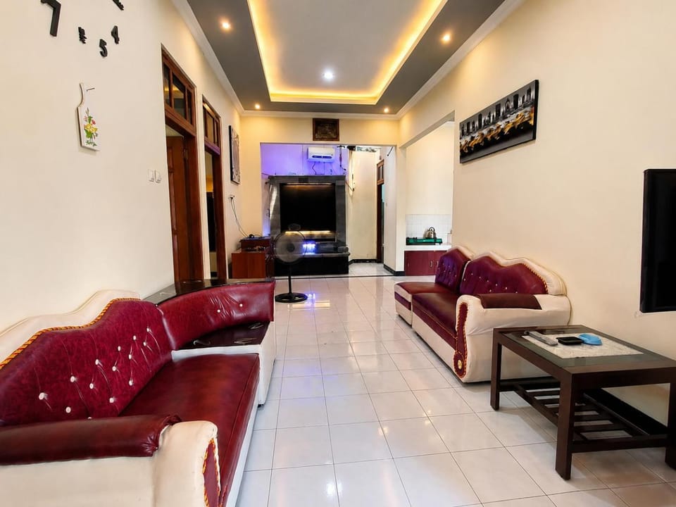 Communal lounge/ TV room, Day, Living room, Seating area, Text overlay