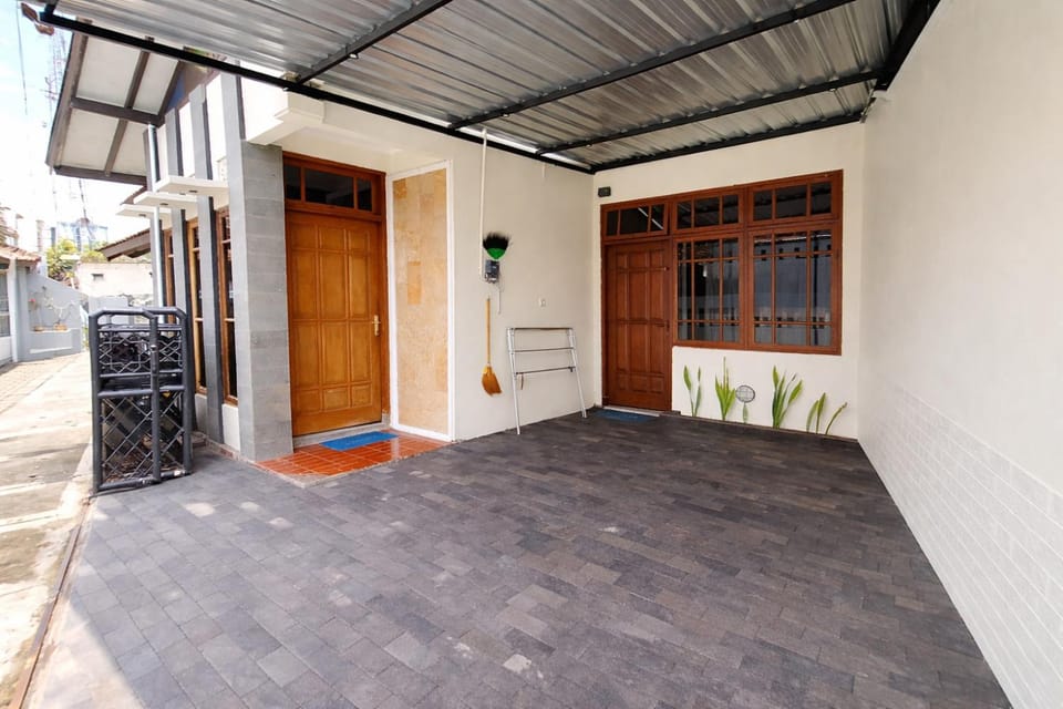 Property building, Facade/entrance, Day