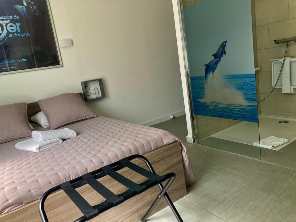 Patio, Photo of the whole room, Bedroom, Facility for disabled guests, air conditioner