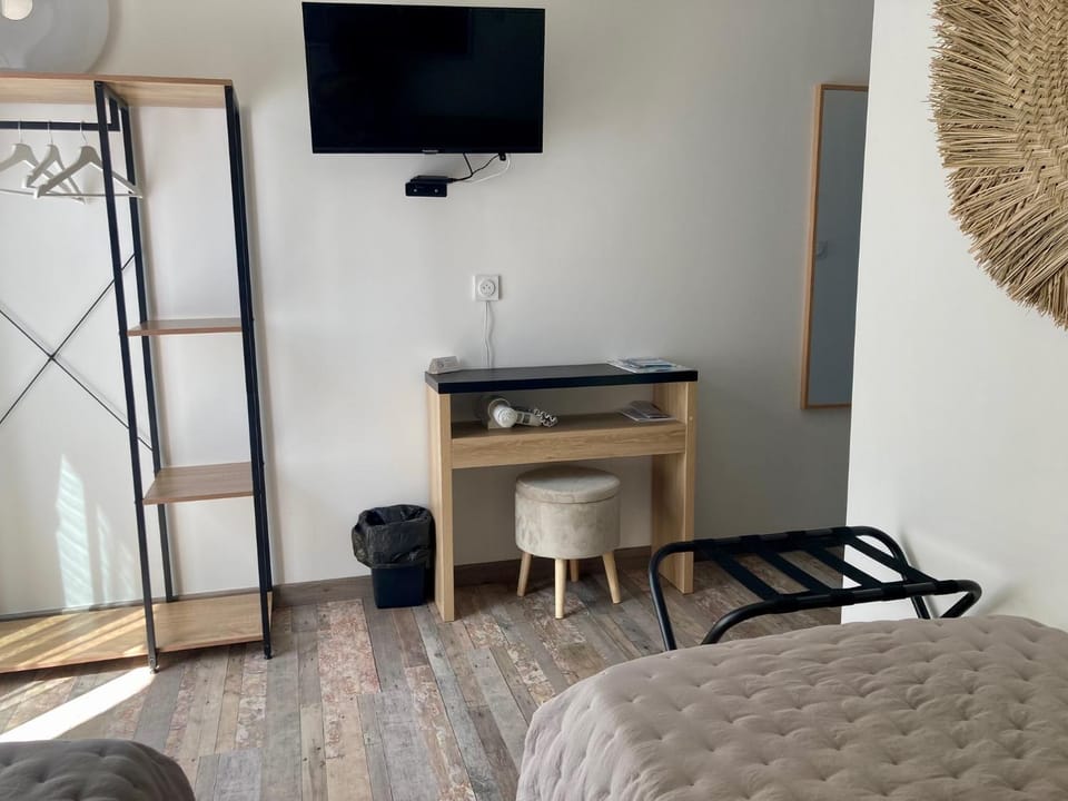 TV and multimedia, Photo of the whole room, Bedroom, air conditioner