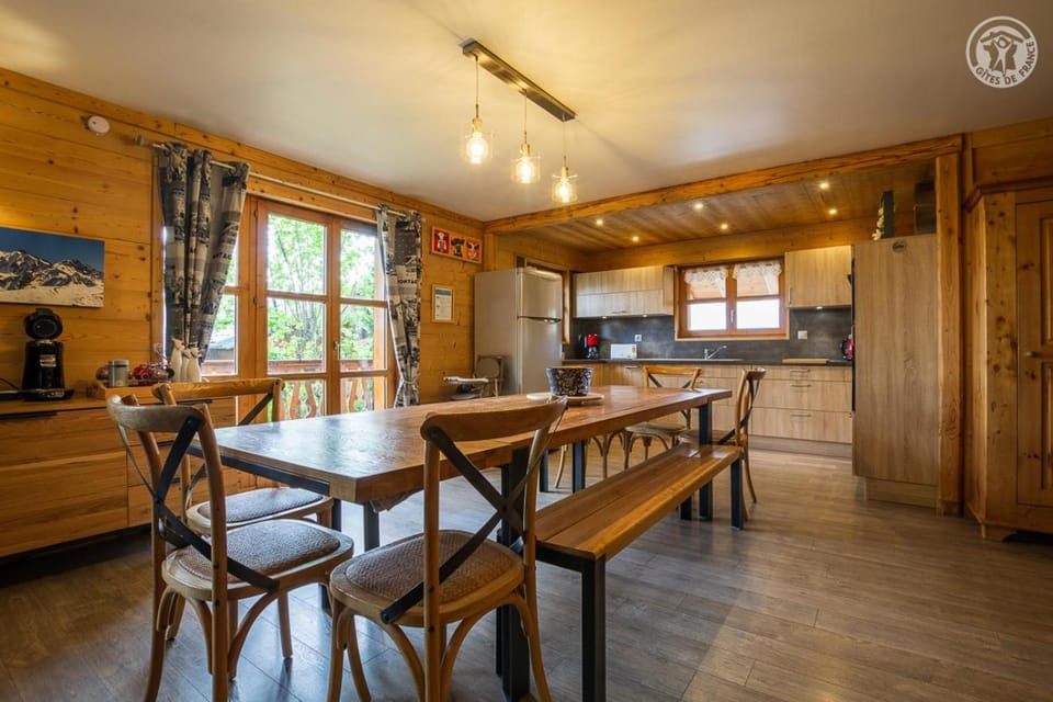 Appartement dans chalet aux saisies-100m des pistes-cœur station 13 pers House in Villard-sur-Doron