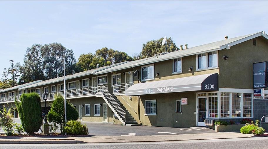 Facade/entrance, Area and facilities