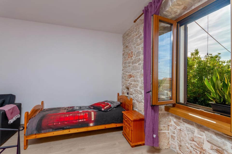 Bed, Bedroom, Garden view