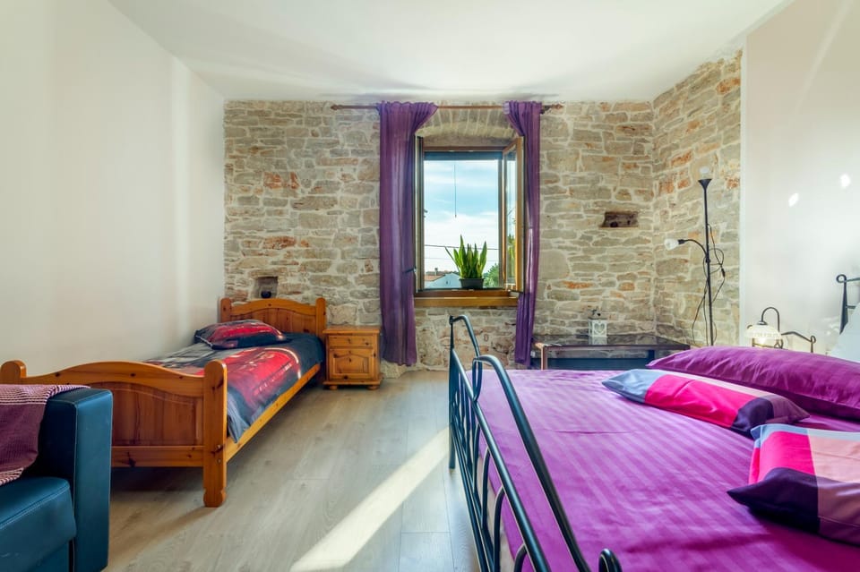 Bed, Seating area, Bedroom