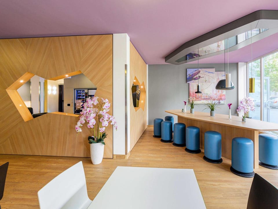 Photo of the whole room, Breakfast