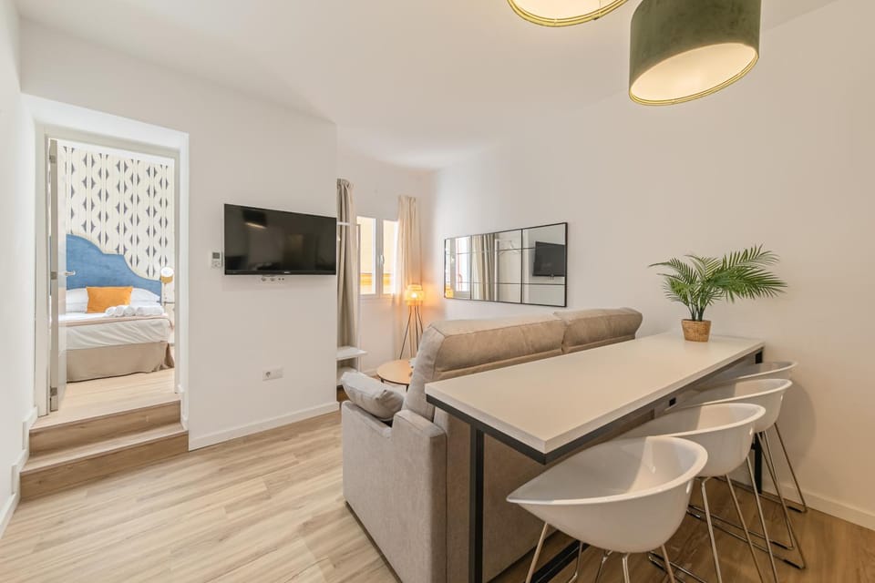 Bed, TV and multimedia, Living room, Photo of the whole room, Seating area, Dining area, Bedroom