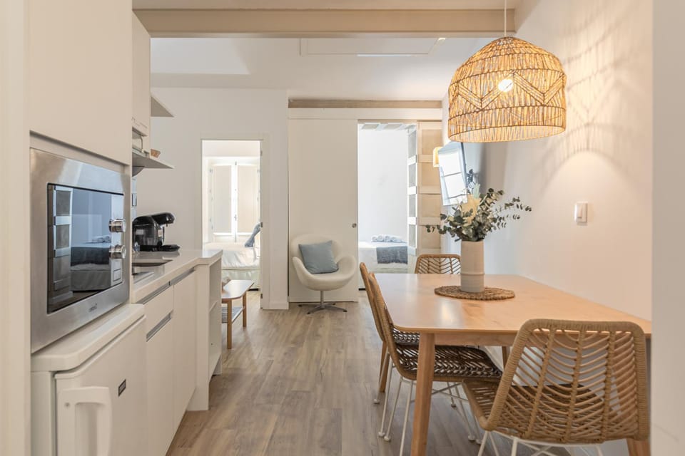 TV and multimedia, Kitchen or kitchenette, Living room, Photo of the whole room, Seating area, Dining area
