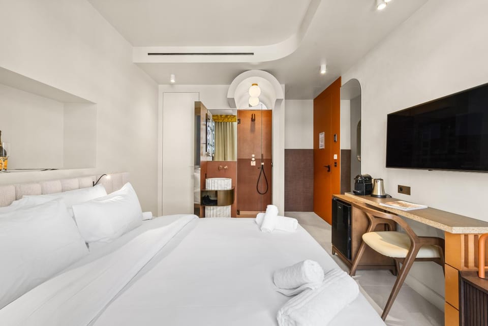 Bed, TV and multimedia, Living room, Photo of the whole room, Seating area, Bedroom, wardrobe, air conditioner