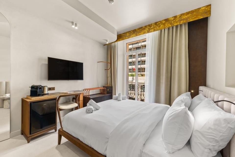 Bed, TV and multimedia, Photo of the whole room, Bedroom