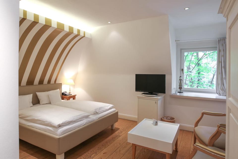 Bed, Photo of the whole room, Seating area, Bedroom