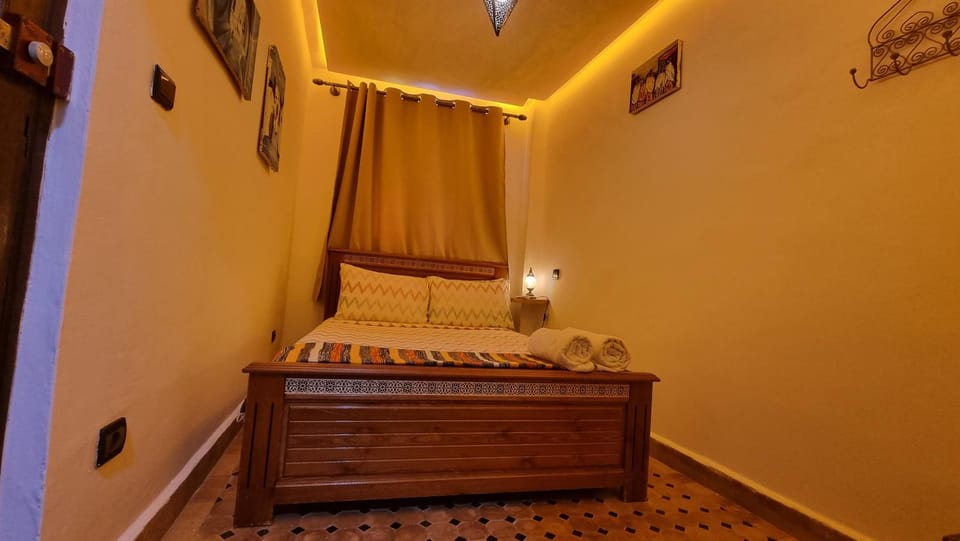 Shower, Bed, Bedroom, towels, air conditioner