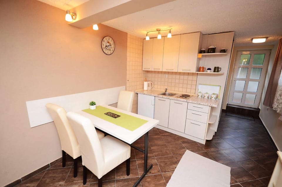 Kitchen or kitchenette, Dining area, Communal kitchen
