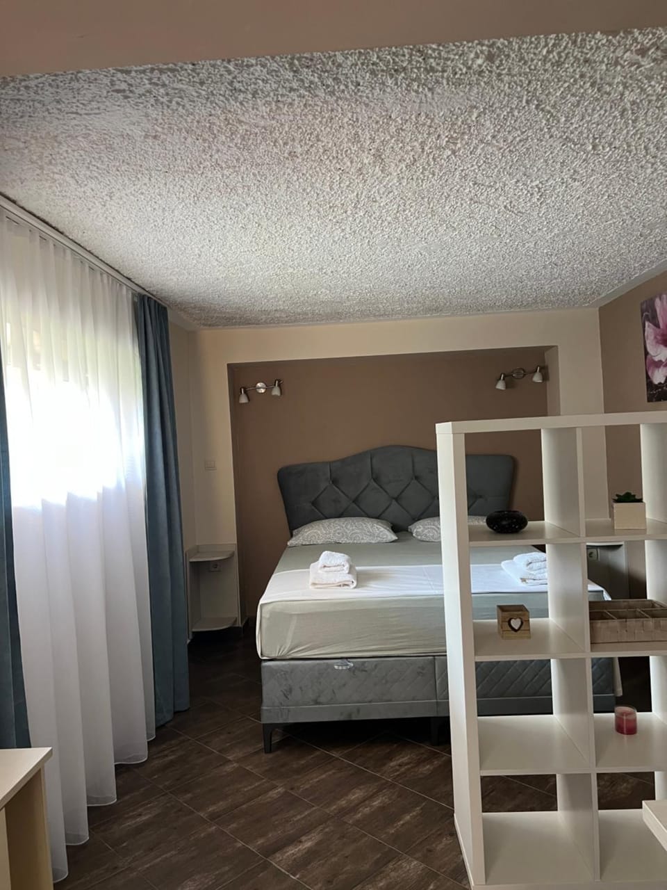 Bed, towels