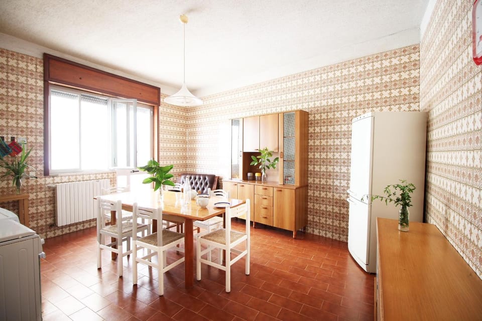 Kitchen or kitchenette, Living room, Seating area, Dining area