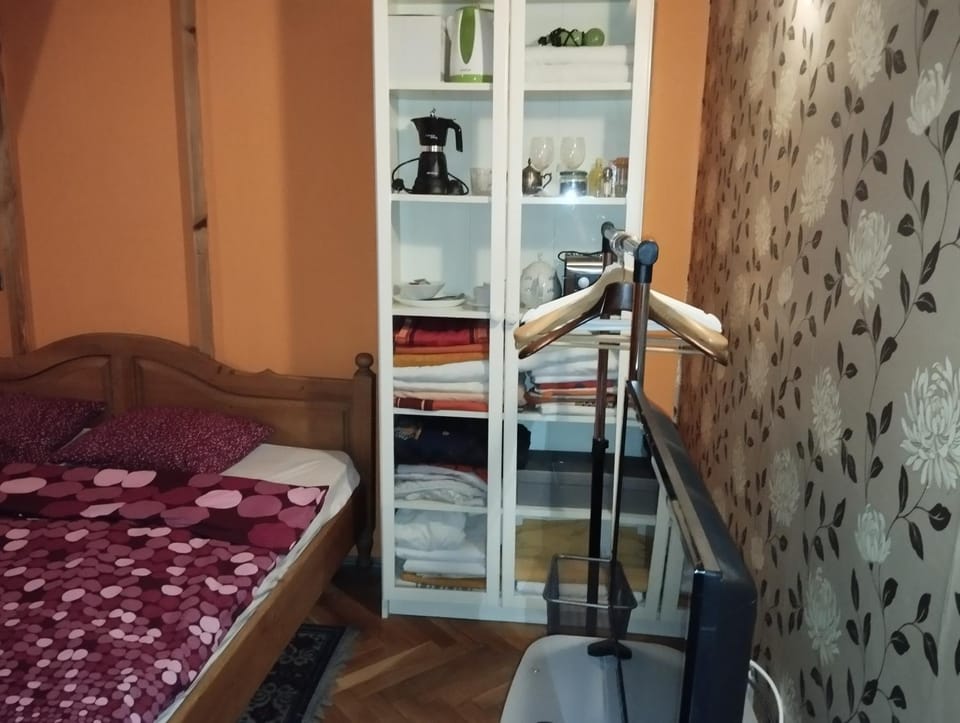 Bed, Seating area, Bedroom