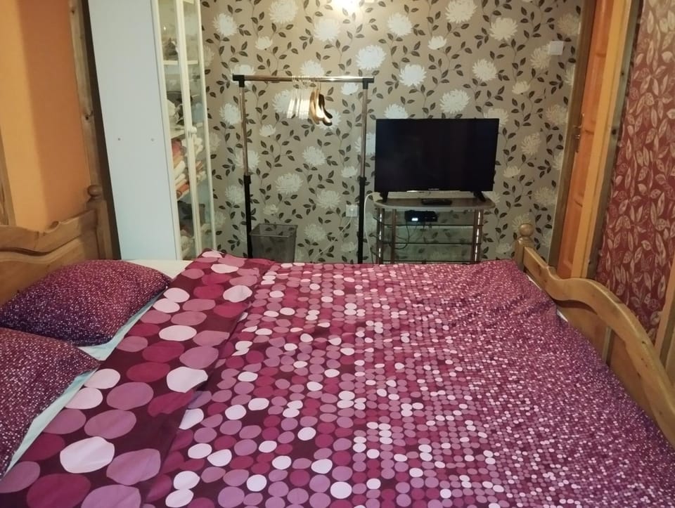 Bed, TV and multimedia, Bedroom