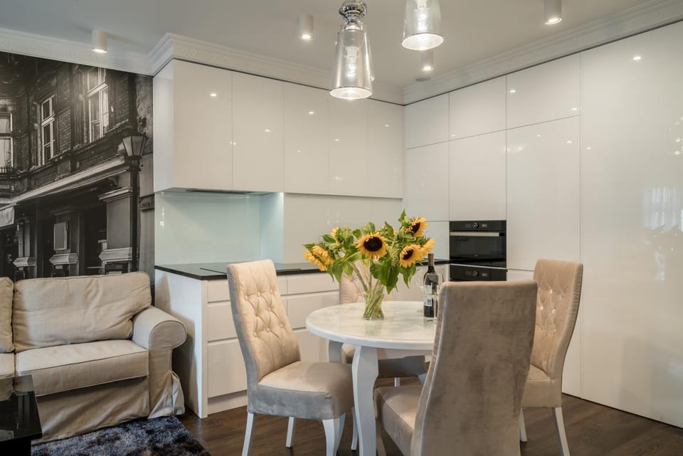 Kitchen or kitchenette, Dining area