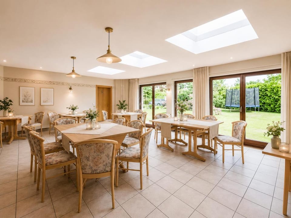 Seating area, Dining area, Breakfast, Buffet breakfast
