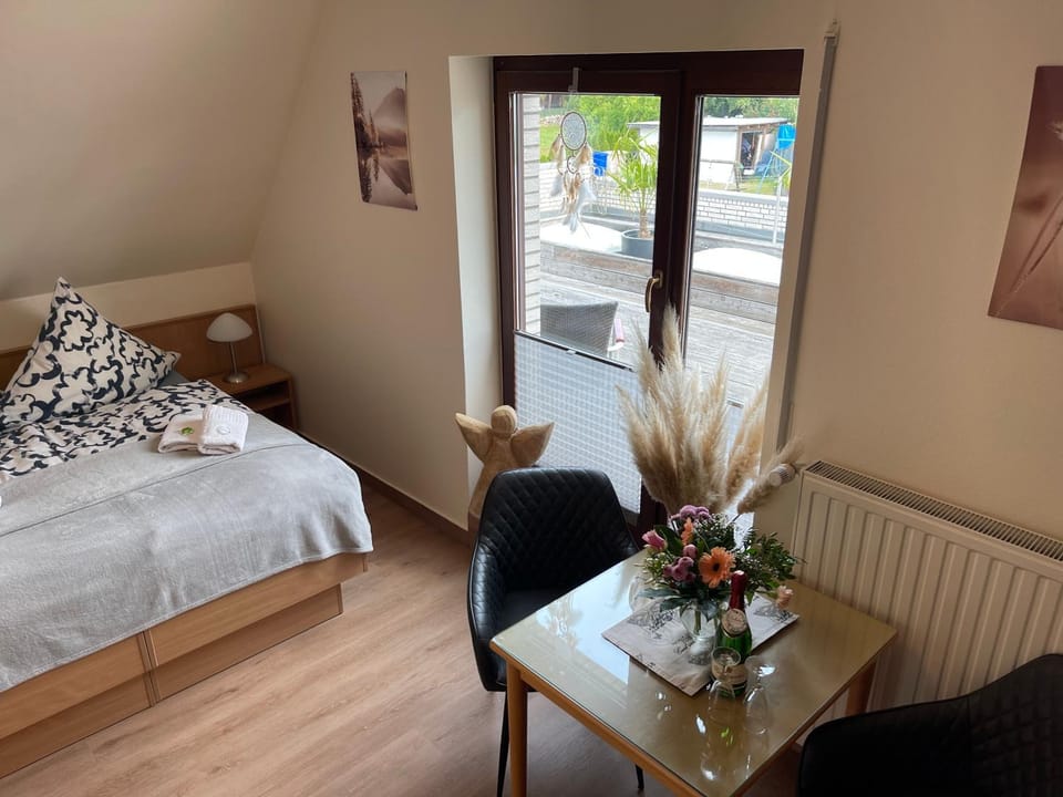 Bed, Photo of the whole room, Seating area, Bedroom