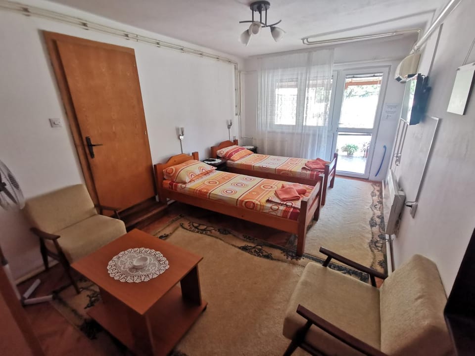 Bed, TV and multimedia, Photo of the whole room, Seating area, Bedroom