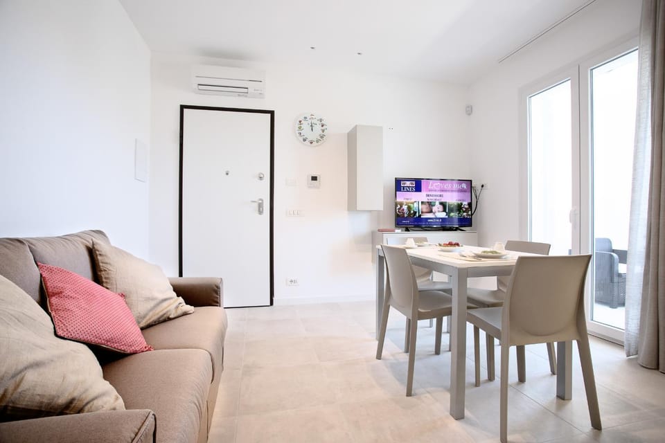 TV and multimedia, Kitchen or kitchenette, Living room, Seating area, Dining area