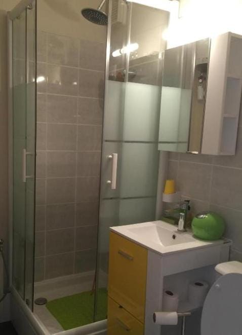 Shower, Toilet
