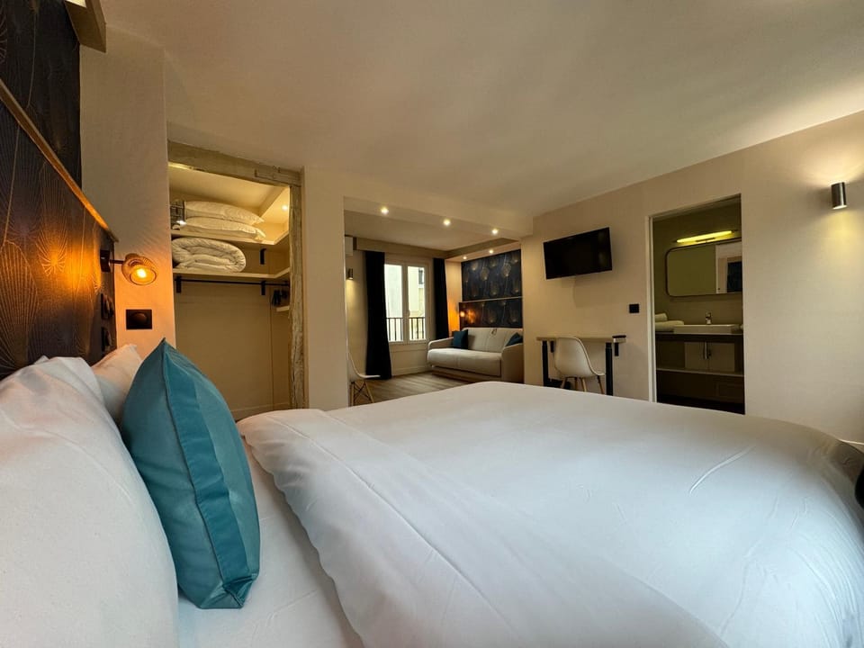 Property building, Bathroom, Photo of the whole room, Bedroom, wardrobe