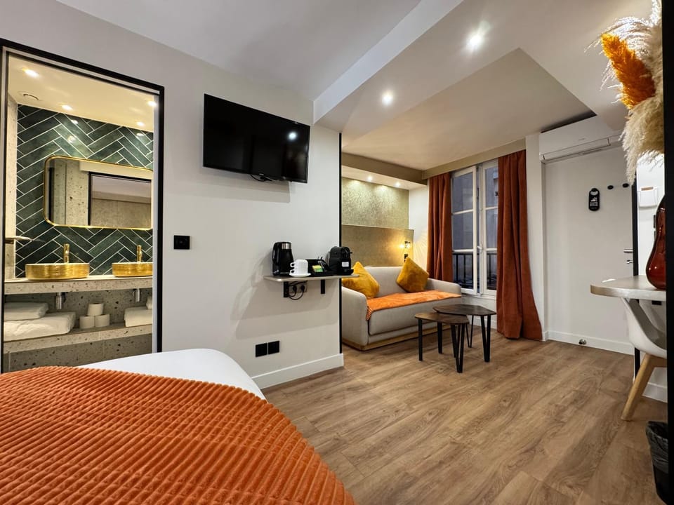 TV and multimedia, Living room, Photo of the whole room, Seating area, Bedroom